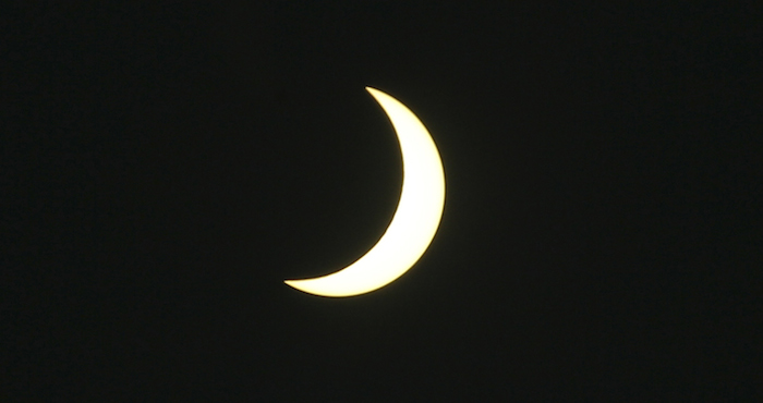 Aficionados viajaron hasta Indonesia para presenciar el eclipso total de sol de este día martes 9 de marzo. Foto: AP. 