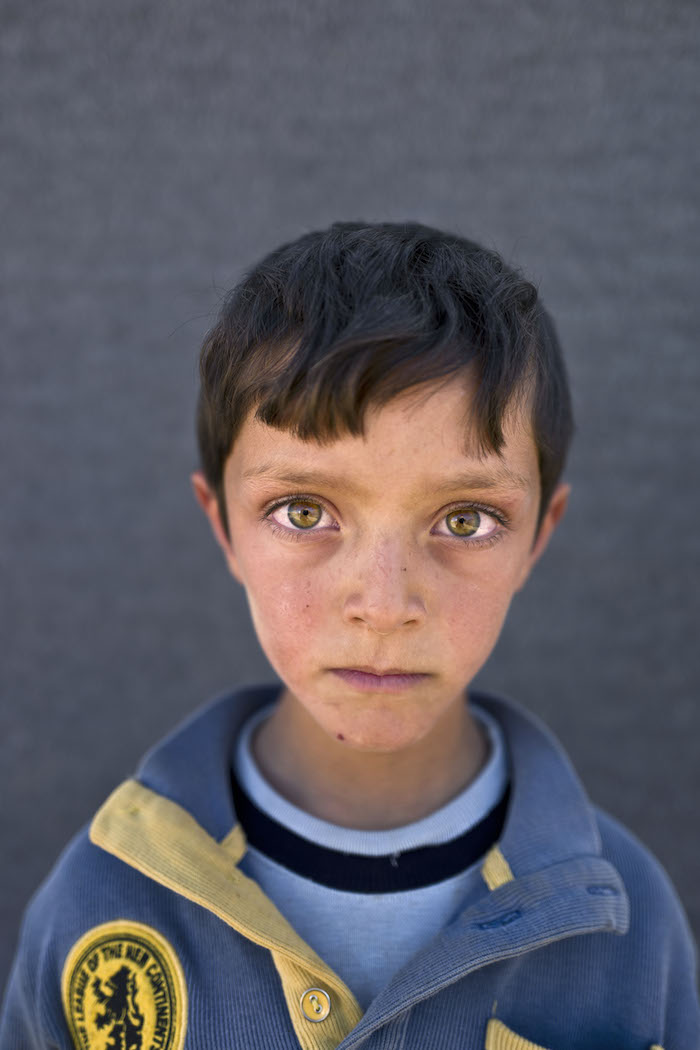 En Esta Imagen Tomada El De Marzo De El Niño Sirio Refugiado Ahmad Zughayar De Años Y Nacido En Deir El zour Posa Para Una Fotografía En Un Asentamiento Improvisado a Las Afueras De La Ciudad Jordana De Mafraq Cerca De La Frontera Con Siria recuerdo El Sonido De Las Bombas En Nuestras Casas En Deir El zour Dice Zughayar foto Apmuhammed Muheisen