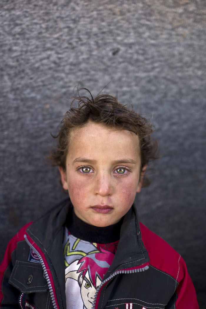 En Esta Imagen Tomada El De Marzo De El Niño Refugiado Sirio Hammad Khadir De Años Y Natural De Hassakeh Posa Para Una Fotografía En Un Asentamiento Improvisado a Las Afueras De La Ciudad Jordana De Mafraq Cerca De La Frontera Con Siria La Agencia De Naciones Unidas Para La Infancia Dijo En Un Informe Esta Semana Que Hay Casi Tres Millones De Niños Sirios Sin Escolarizar Por Causa De La Guerra Entre Ellos Unos Niños Refugiados foto Apmuhammed Muheisen