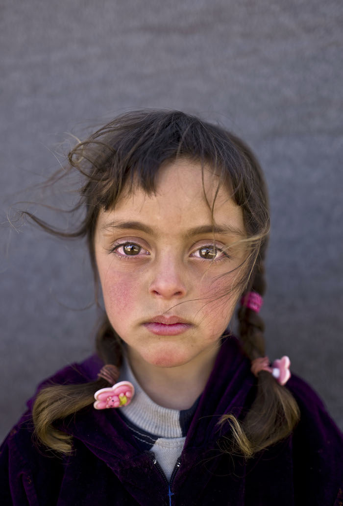 En Esta Imagen Tomada El De Marzo De La Niña Siria Refugiada Zahra Mahmoud De Cinco Años Natural De Deir El zour Posa Para Una Fotografía En Un Asentamiento Improvisado a Las Afueras De La Ciudad Jordana De Mafraq Cerca De La Frontera Con Siria Casi La Mitad De Los Millones De Sirios Que Huyeron De Su País Son Niños Y Algunos De Los Más Vulnerables Viven En Docenas De Campamentos Improvisados Incluyendo En Jordania Que Acoge a Refugiados foto Apmuhammed Muheisen