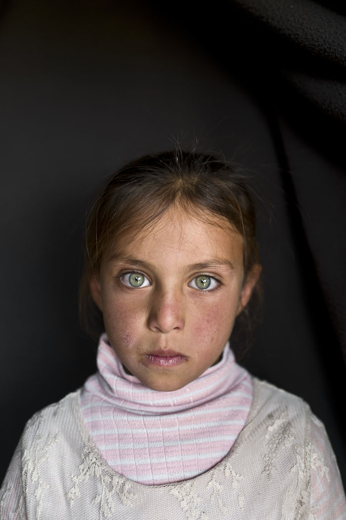 En Esta Imagen Tomada El De Marzo De La Niña Refugiada Siria Aya Bandar De Años Y Natural De Hama Posa Para Una Fotografía En Un Asentamiento Improvisado a Las Afueras De La Ciudad Jordana De Mafraq Cerca De La Frontera Con Siria Casi La Mitad De Los Millones De Sirios Que Huyeron De Su País Son Niños Y Algunos De Los Más Vulnerables Viven En Docenas De Campamentos Improvisados Incluyendo En Jordania Que Acoge a Refugiados foto Apmuhammed Muheisen