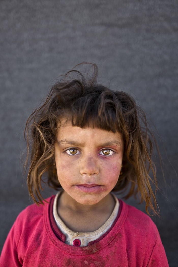 En Esta Imagen Tomada El De Marzo De La Niña Siria Refugiada Mona Emad De Cinco Años Y Nacida En Hassakeh Posa Para Una Fotografía En Un Asentamiento Improvisado a Las Afueras De La Ciudad Jordana De Mafraq Cerca De La Frontera Con Siria quiero Volver a Siria Pero Mi Padre Nos Dijo Que él Quiere Ir Los Estados Unidos De América Dice Mona foto Apmuhammed Muheisen