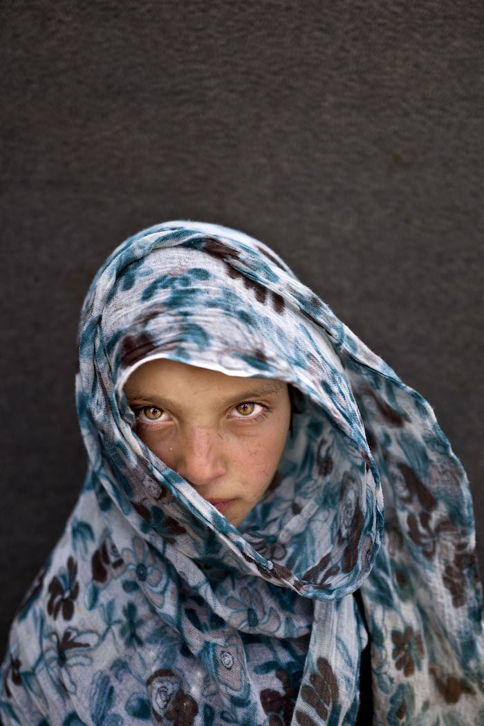 En Esta Imagen Tomada El De Marzo De La Niña Refugiada Siria Amna Zughayar De Años Y Natural De Deir El zour Posa Para Una Fotografía En Un Asentamiento Improvisado a Las Afueras De La Ciudad Jordana De Mafraq Cerca De La Frontera Con Siria Casi La Mitad De Los Millones De Sirios Que Huyeron De Su País Son Niños Y Algunos De Los Más Vulnerables Viven En Docenas De Campamentos Improvisados Incluyendo En Jordania Que Acoge a Refugiados Los Niños En Estos Asentamientos Próximos a La Ciudad Jornada De Mafraq En El Norte Del País Dicen Echar De Menos Sus Antiguas Vidas En Siria Especialmente Ir a La Escuela foto Apmuhammed Muheisen