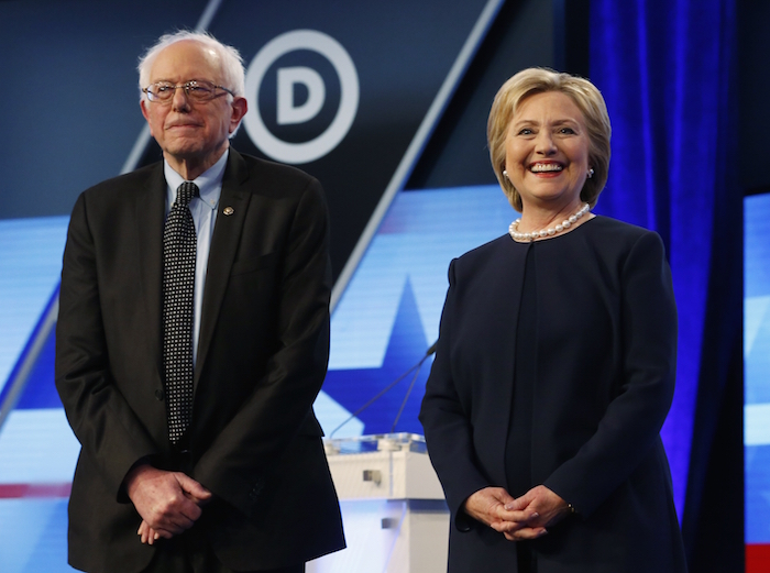 Los Precandidatos Demócratas Hillary Clinton Y Bernie Sanders Durante El Debate De Su Partido Coordinado Por Univision Y El Washington Post En La Universidad Miami dade Foto Ap