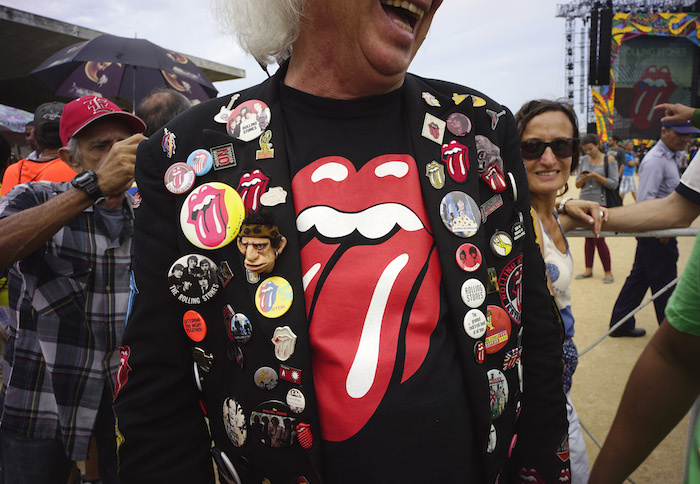 Un Admirador De Los Rolling Stones Previo Al Concierto En La Ciudad Deportiva En La Habana Foto Ap