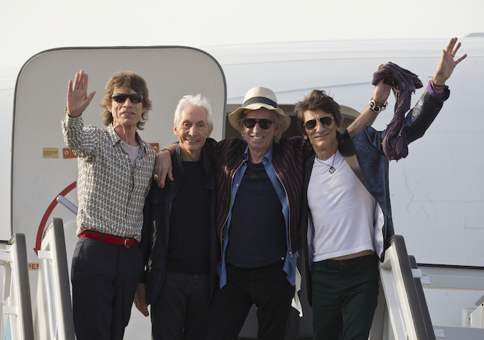 Los Integrantes De Los Rolling Stones De Izquierda a Derecha Mick Jagger Keith Richards Y Ron Wood Posan Para Retratos a Su Llegada Al Aeropuerto Internacional Jose Martí En La Habana Cuba Foto Ap