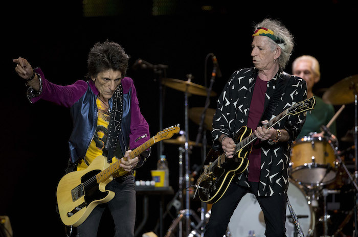 Ron Wood, a la izquierda, y Keith Richards, a la derecha, actúan durante un concierto de los Rolling Stones durante su gira Olé Tour en el Foro Sol de Ciudad de México. Foto: AP