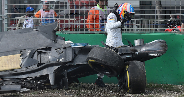 El Piloto Español De Mclaren Fernando Alonso Tras Chocar Con El Piloto Mexicano De Haas Esteban Gutiérrez Durante El Gran Premio De Australia De Fórmula Foto Ap