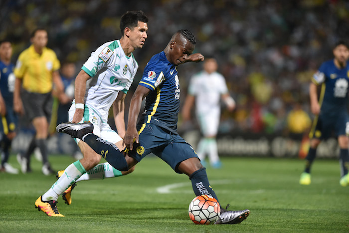 Jesús Molina Del Equipo De Los Guerreros Del Santos Se Diputa El Balón Con Darwin Quintero Del Equipo De Las Águilas Del América Foto Cuartoscuro