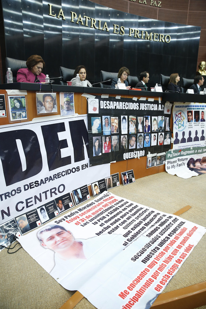 Representantes de organizaciones de la sociedad civil y familiares de desaparecidos exigieron al Senado de la República que diseñe una verdadera Ley General para Prevenir y Sancionar la Desaparición de Personas. Foto: Cuartoscuro 