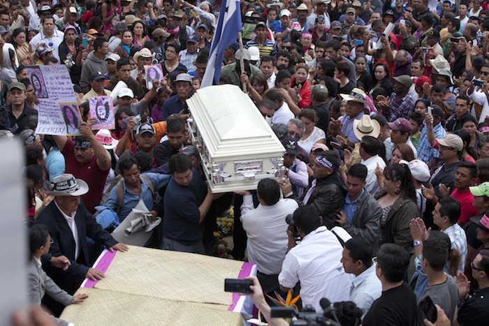 Una Caravana Acompañó Hoy El Féretro De La Activista Berta Cáceres En La Esperanzas Honduras Foto Xinhua