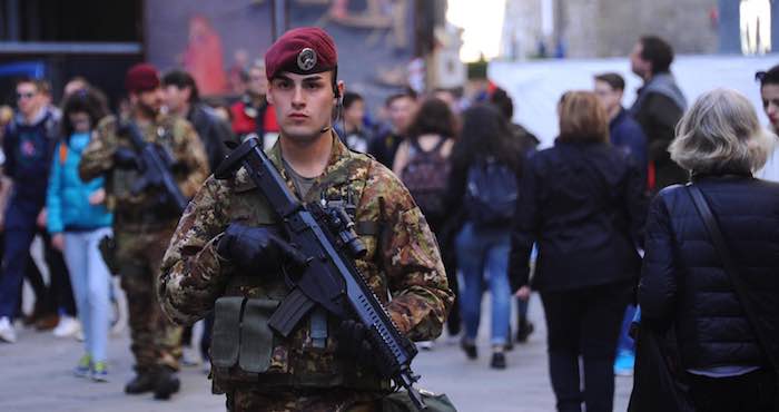 Soldados Montan Guardia En La Plaza De La Galería De Los Uffizi En Florencia italia Hoy De Marzo De Foto Efe