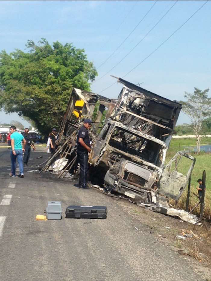 El tráiler se incendió tras golpear a la camioneta. Foto: @SSPTabasco