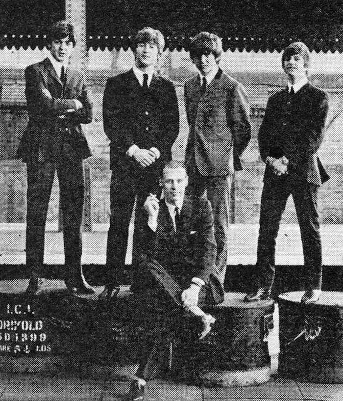 Con Su Mensaje De Despedida Ringo Starr Comparte Una Foto En La Que Aparece La Banda Británica Junto Con George Martin Foto Twitter ringostarrmusic