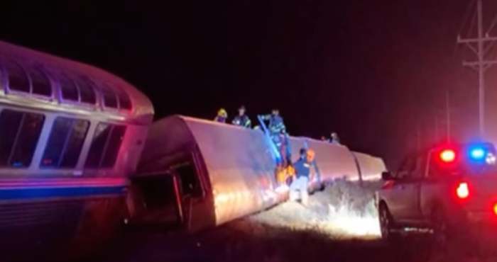 En la imagen, el tren Amtrak descarrilado. Contaba con dos locomotoras y nueve vagones. Foto: Especial.