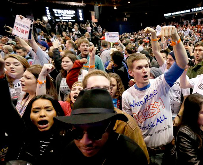 Manifestantes gritan consignas contra Donald Trump en un acto en la Universidad de Chicago-Illinois, el 11 de marzo del 2016. En un ambiente caldeado por la candidatura de Trump, mucha gente está emitiendo un "voto estratégico" en las primarias, no necesariamente por su candidato preferido, sino por el que más le conviene para conseguir su objetivo. Incluso si esto implica cambiar de bando y participar en la votación del otro partido. Foto: Charles Rex Arbogast, AP