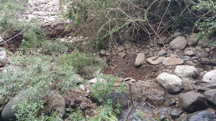 Al menos 10 mil personas eran beneficiadas con el agua del afluente. Foto: Vía Twitter Un socavón "desapareció" el río Atoyac. Foto: Vía Twitter @yolaguca 