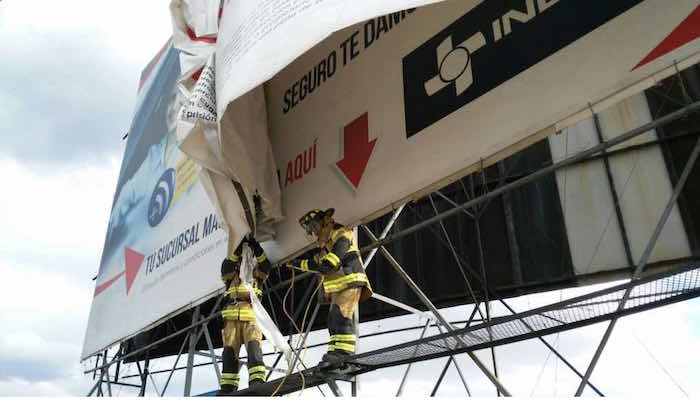 Lonas y anuncios fueron retirados. Foto: @Raul_Esquivel_C