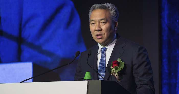 El Presidente Y Ceo De Warner Bros Kevin Tsujihara Ofrece Un Discurso Durante La Inauguración De Flagship Entertainment En Hong Kong Foto Efe