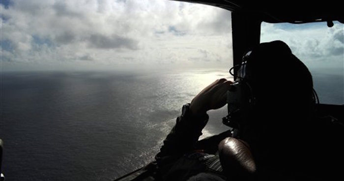 Un Miembro De Un Equipo De Búsqueda Japonés Toma Una Foto Del Océano Indico El ro De Abril Del Durante Los Esfuerzos Por Tratar De Encontrar Los Restos Del Vuelo De La Areolínea Malaya Desaparecido Hace Casi Dos Años Foto Ap