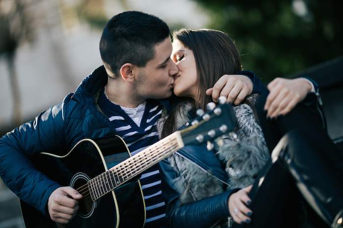 Besar Y Cerrar Los Ojos No Es Una Cosa Tan Romántica Foto Shutterstock