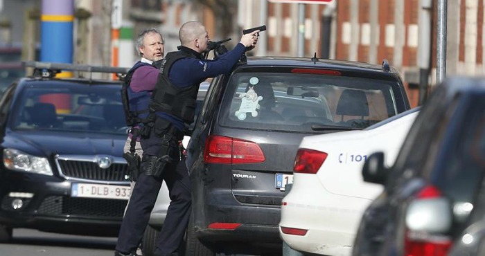 Agentes De Policía Montan Guardia En El Lugar Donde Fue Perpetrado Un Tiroteo En Bruselas Bélgica Hoy Foto Efe