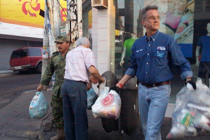 Desde las primeras horas de este día el Alcalde de Mazatlán, Carlos Felton, apoyó en las labores de limpia. Foto: Noroeste