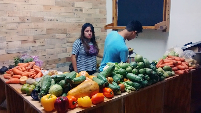 Durante la repartición de la comida rescatada en los puestos del mercado. Foto: Eunice Lozada/Vice