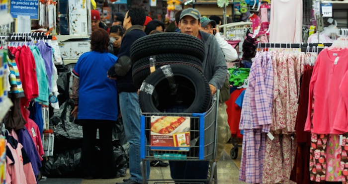 Un Hombre De Compras Foto Cuartoscuro