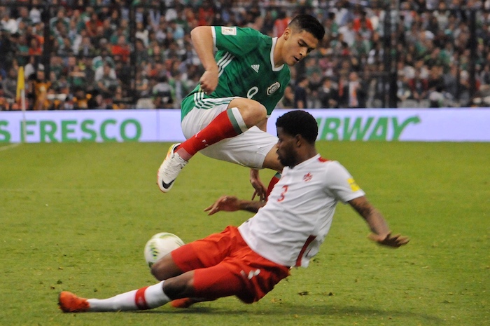 Los Jugadores Raul Jimenez Y Manjrekar James Durante El Partido De La Selección Mexicana De Futbol Contra La Selección De Canadá En El Estadio Azteca Como Parte De Las Eliminatorias De La Copa Mundial Rusia Foto Cuartoscuro