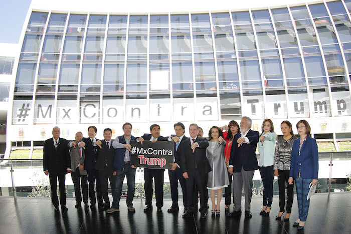 Senadores Del Prd Colocaron Mega Mantas Con La Leyenda mxcontratrump En El Senado De La República Foto Cuartoscuro