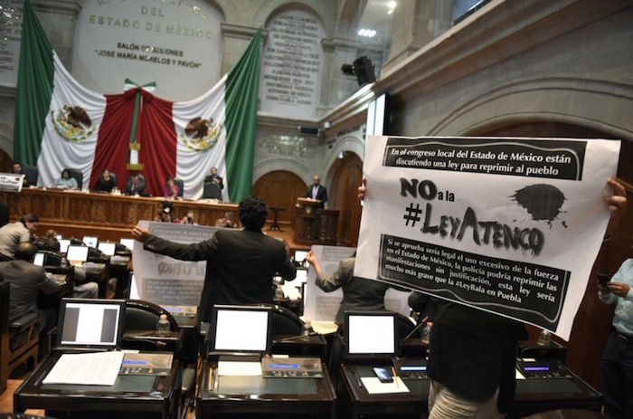 Legisladores del Congreso del Edomex aprobaron la llamada "Ley Atenco" que avala el uso incluso de armas letales "cuando sea estrictamente inevitable" para restablecer el orden. Foto: Twitter @_marco_ramirez