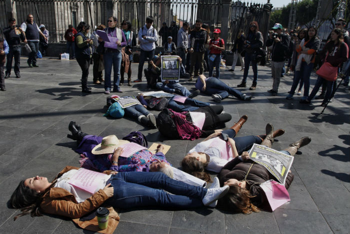 Manifestación de mujeres afuera de la Catedral Metropolitana, para exigir equidad de género. Foto: Cuartoscuro