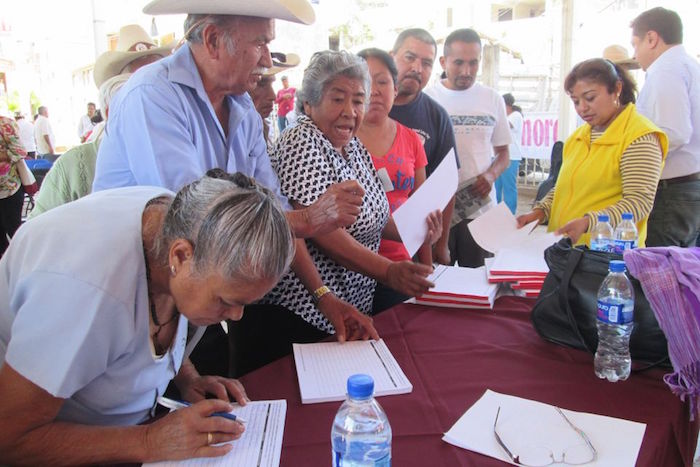 Pobladores De Olinalá Firmaron Para Exigir La Libertad De Nestora Salgado Foto El Sur