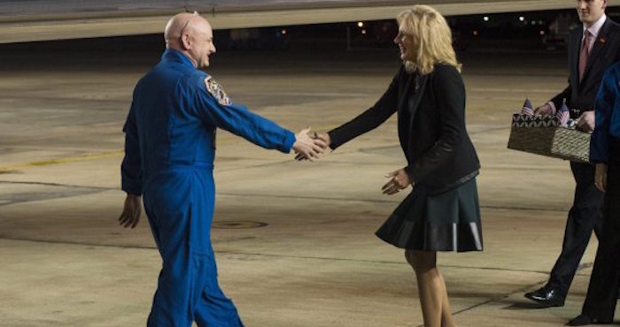 Kelly saludando a Jill Biden. Foto: EFE