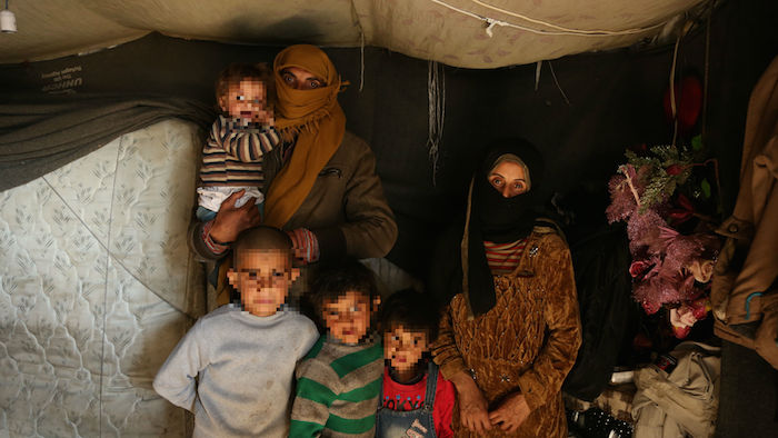 Hassan y Razan (D), con sus hijos Rami (10), Taraq (8), Firas (6) y Yana (1) en el campamento del Líbano donde ahora viven. Foto: Save the Children.