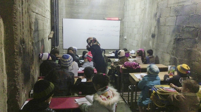 En un intento desesperado por proteger a los niños de las bombas, en algunas partes de Siria las clases se dan bajo tierra. Foto: Save the Children.