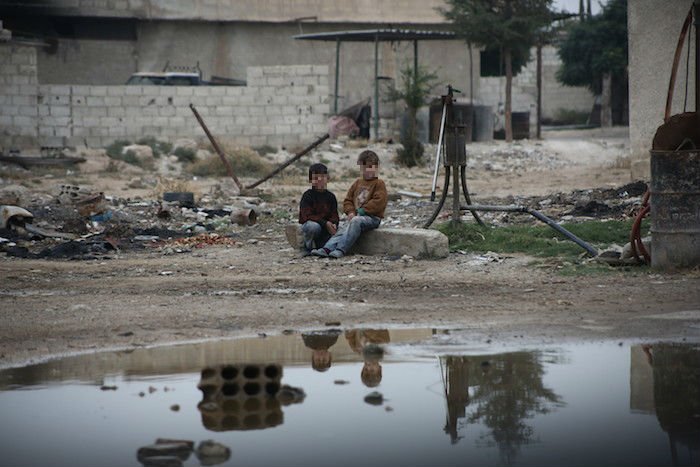 Dos niños en un área sitiada de Guta. Foto: Save the Children.