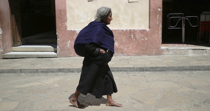 Una Mujer Camina Descalza En Calles De San Cristóbal De Las Casas Chiapas Foto Cuartoscuro