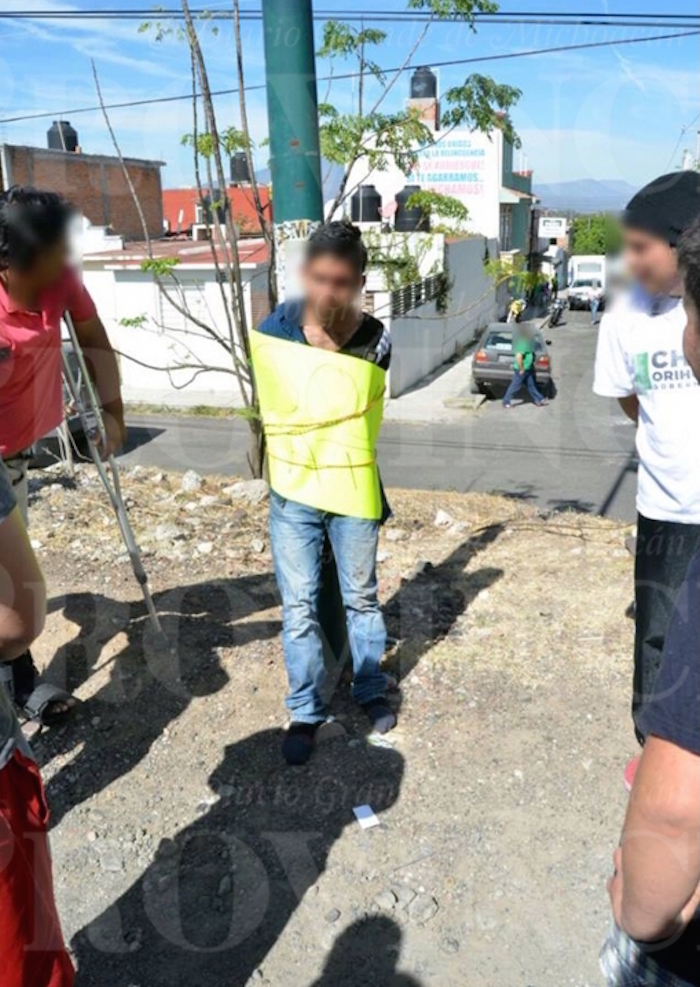 Un Joven Fue Detenido En Morelia Y Amarrado a Un Poste Después De Que Presuntamente Intentara Cometer Un Robo Foto Provincia