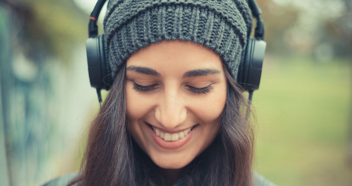 Las Mujeres Más Jóvenes Prefieren La Música En Inglés Foto Shutterstock