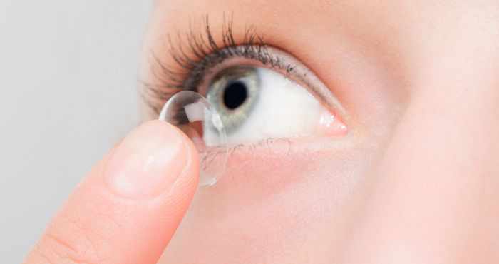 La diferencia entre las lentes de contacto convencionales y la nueva es que las que se usan habitualmente corrigen solamente la visión central del ojo y no la lateral. Foto: Shutterstock