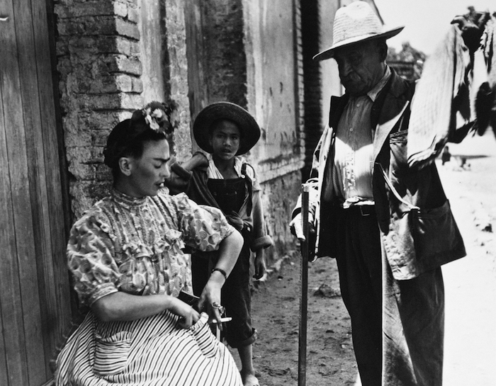 "Es un vendedor de telas que le enseña harapos en una calle de Coyoacán. Junto a ambos posa también un niño". Foto: Fundación Leo Matiz