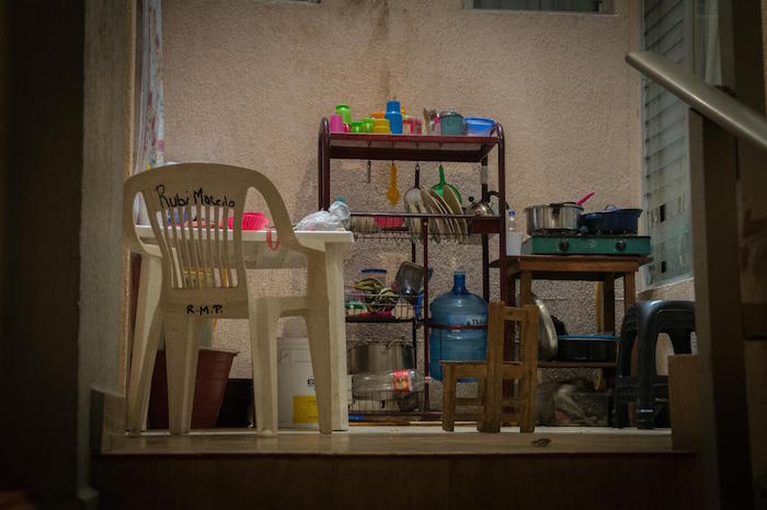 Queremos una casa donde podamos tener nuestras cosas, un refrigerador, un comedor, sillas", lamenta el comisario. Foto: Foto: Daniel Ojeda/VICE. 