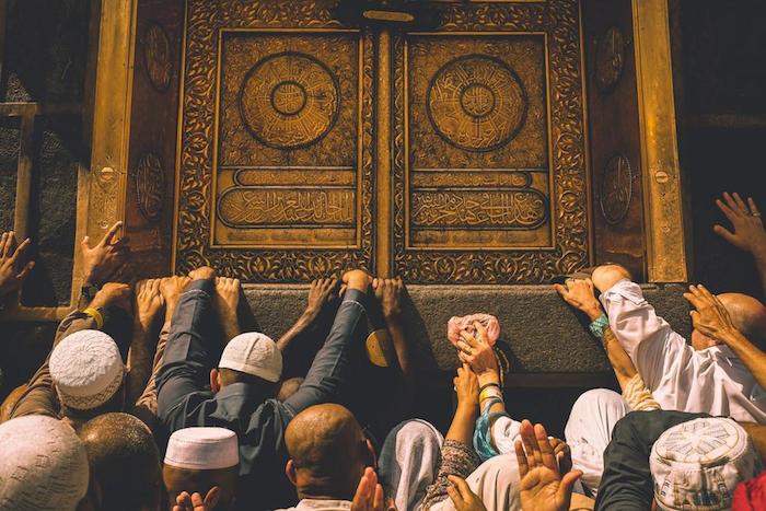 Los peregrinos se aferran a la puerta de la Kaaba. Foto: Vice/Yasin Osman