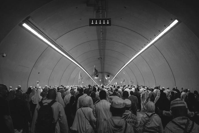 El túnel que conduce al puente Jamaraat, donde ocurre el ritual de lapidación del diablo. Foto: Vice/Yasin Osman