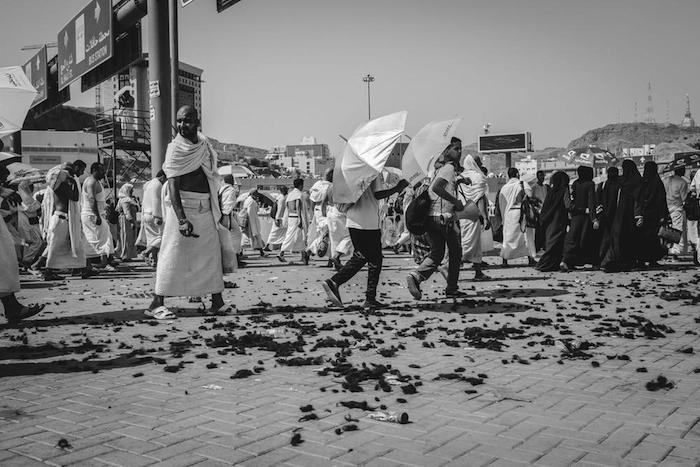 Aunque es ilegal, los peregrinos a menudo se cortan el cabello entre ellos y lo dejan regado por las calles. Foto: Vice/Yasin Osman