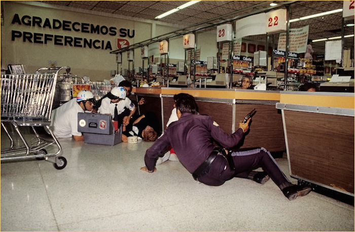 Durante una balacera dentro de un centro comercial en Avenida Universidad. Foto: Enrique Metinides