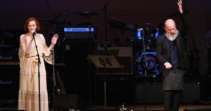 Michael Stipe Y Karen Elson Actúan Juntos En El Concierto La Música De David Bowie Efectuado En El Escenario Del Carnegie Hall En Nueva York Foto Ap