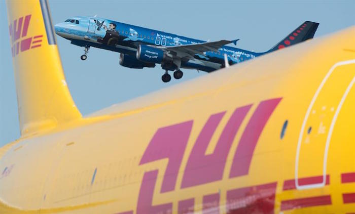 El avión comercial despega del aeropuerto de Bruselas tras atentados. Foto: EFE 